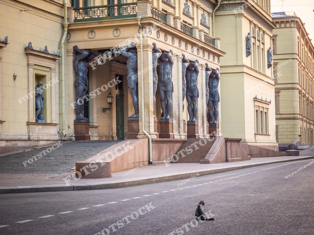 Атмосферный вид на улицы Санкт-Петербурга во время белых ночей с архитектурой исторического центра, Эрмитажем и знаменитыми атлантами. Мягкий вечерний свет подчёркивает красоту фасадов старинных зданий, культурное наследие северной столицы России и романтичную атмосферу летнего города. Фотография передаёт величие архитектуры Петербурга, уникальную атмосферу белых ночей и туристическую привлекательность одного из самых красивых городов России. Изображение идеально подходит для публикаций о путешествиях по России, музеях Санкт-Петербурга, архитектуре и городских панорамах.